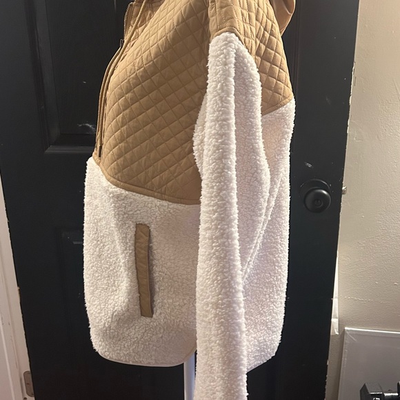 BearPaw Tan and Cream Quilted Sweater - Picture 5 of 8